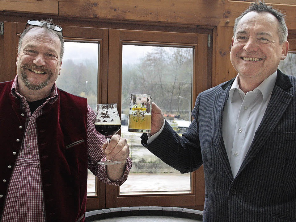 Prost: Dietmar Meier (links) und Joach...erka sind Bierbrauer aus Leidenschaft.  | Foto: Jörn Kerckhoff