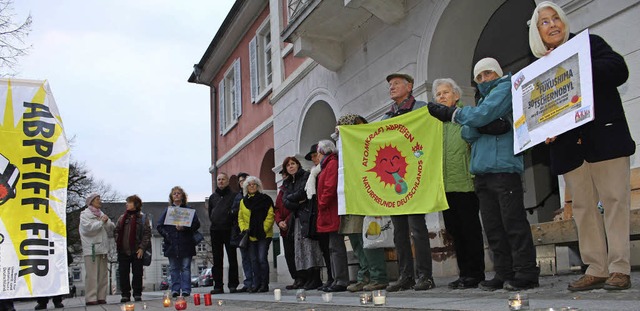 Etwa 30 Menschen nahmen an einer Mahnw...;mehr Tempo beim Atomausstieg&#8220;.   | Foto: Anja Bertsch