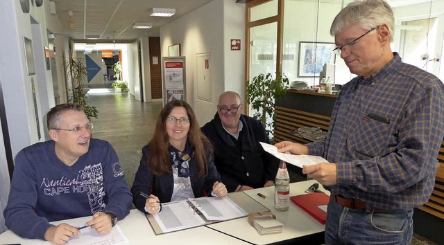 Landtagswahl in Offenburg: Im Wahlloka...Rieger  und Holger Winter Wahldienst.   | Foto: Helmut Seller