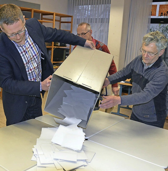 Der groe Moment: Ausleeren der Wahlur...lung im Zeller Wahllokal Innenstadt     | Foto: hermann Jacob