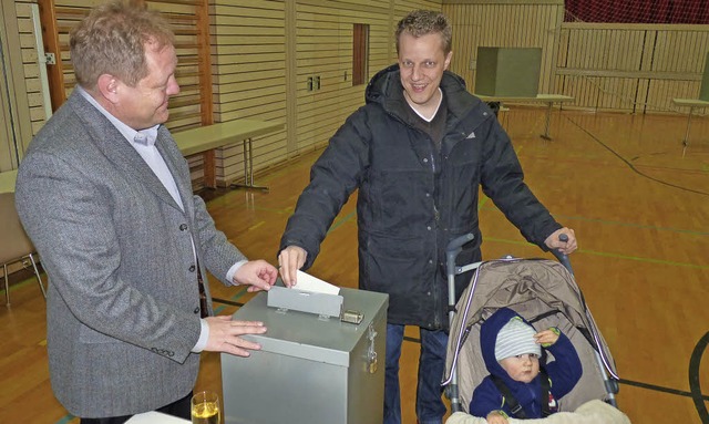 Am Sonntag herrschte noch reger Betrie...e Stunde vor Schlieung im Wahllokal.   | Foto: Sattelberger