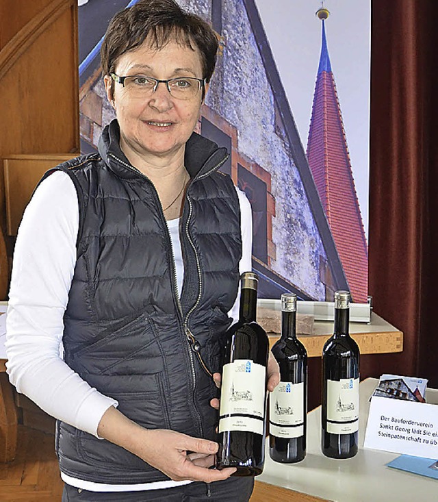 Elisabeth Mattes mit dem Baufrdervereins-Wein   | Foto: Weber-Kroker