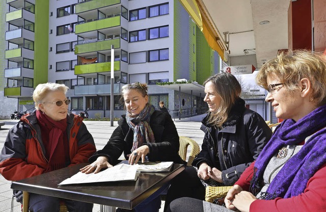 Betty Lauck, Milena Vogt, Sylvia Hale...von links) im Gesprch ber die Wahl    | Foto: Bamberger (2)