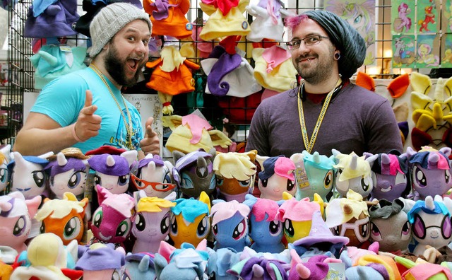 Vinnie (links) und Mike bei der New Yo...einem Stand mit kleinen bunten Ponys.   | Foto: dpa