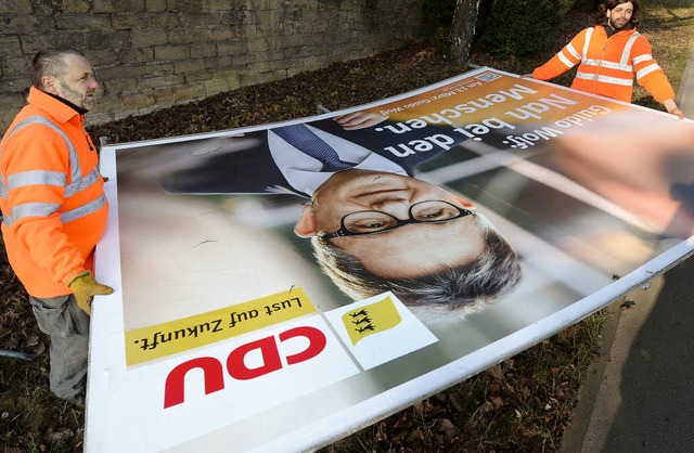 In Stuttgart wird ein Wahlplakat von CDU-Spitzenkandidat Wolf abgebaut.   | Foto: dpa