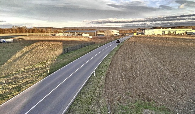 Blick in Richtung Osten auf die L113 u...Norden (links) planerisch verhindern.   | Foto: Wendel