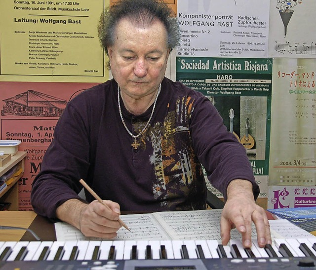 Wolfgang Bast beim Komponieren in sein...ck schwingt er schon seit 50 Jahren.    | Foto: wolfgang beck