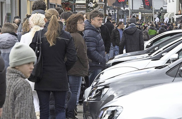 Autos waren der Magnet beim verkaufsoffenen Sonntag.   | Foto: Volker Mnch