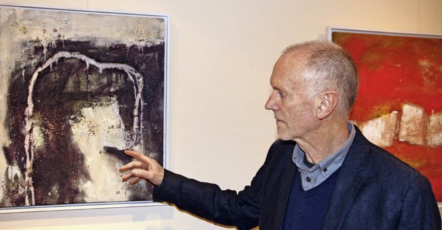 Bernhard Mrohs erklrt, wie seine Bilder entstehen.   | Foto: Frowalt Janzer
