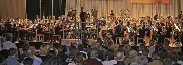 Mehr als 100 Musikerinnen und Musiker ... in Mahlberg gemeinsam auf der Bhne.   | Foto: Sandra Decoux-Kone