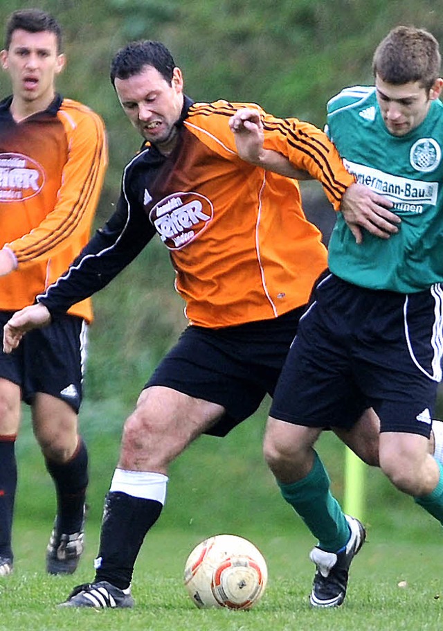 Der neue Trainer der Kanderner, Daniel...lin (Mitte), im kmpferischen Einsatz.  | Foto: Meinrad Schn