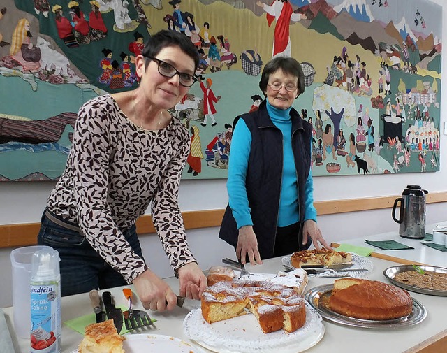 Marion Schwemmelmann, eine der Organis...Tauschbrse (links), verteilt Kuchen.   | Foto: Martina David-Wenk