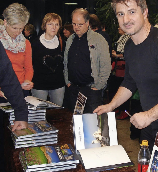 Der Fotograf und Abenteurer Martin Eng...er Volksbildung seine Bcher und DVDs.  | Foto: STEINECK