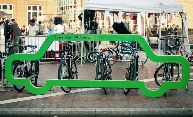 Radstnder mit Design und Botschaft: W...o parken kann, haben zehn Rder Platz.  | Foto: www.cyclehoop.com
