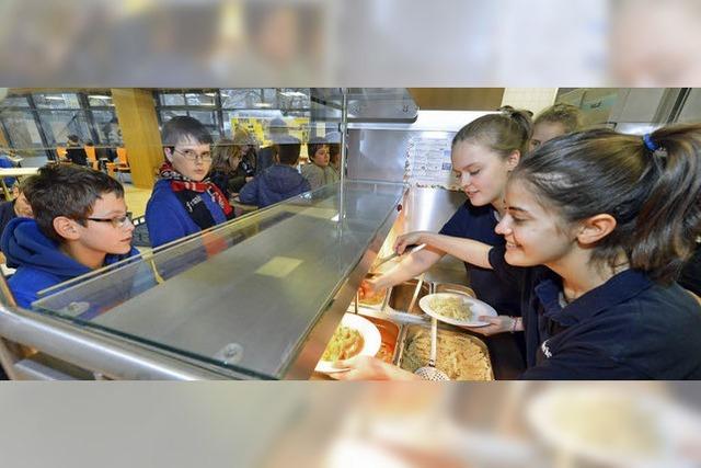 Schüler übernehmen bei der Essensausgabe Verantwortung