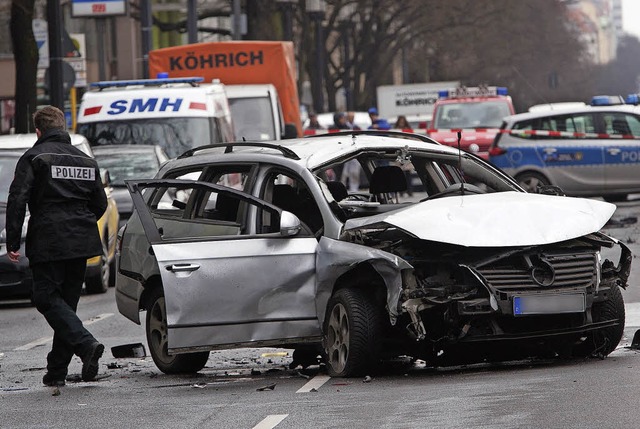 Der Sprengsatz war unter dem Auto angebracht.   | Foto: dpa