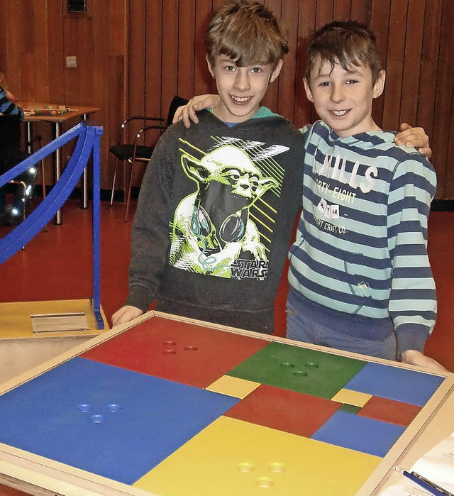 Niklas Begerow und Nino Rudic haben das Quadrat-Puzzle gelst.   | Foto: Butz