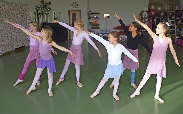 Die Ballettgruppe von Charlotta, Marie und Zoe  | Foto: Privat