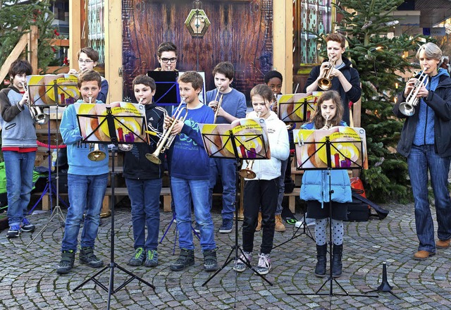 Die Trompetengruppe der 4b mit Silke A... dem Weihnachtsmarkt in Bad Krozingen   | Foto: Privat