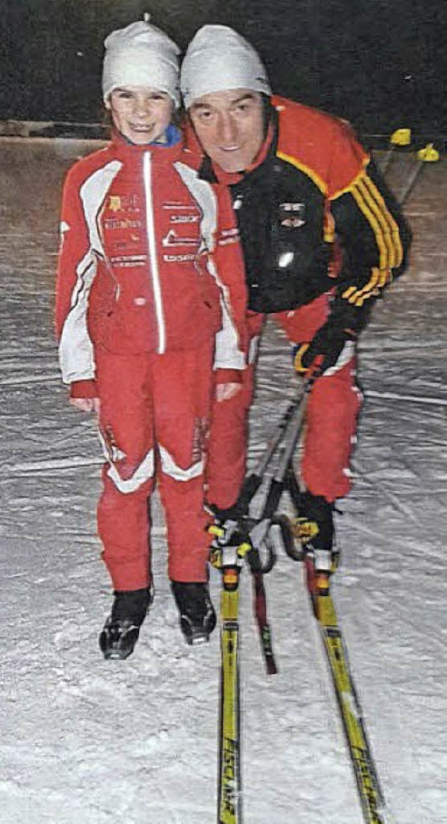 Mara Eckerle mit ihrem Trainer Uli Zipfel auf der Piste   | Foto: Privat