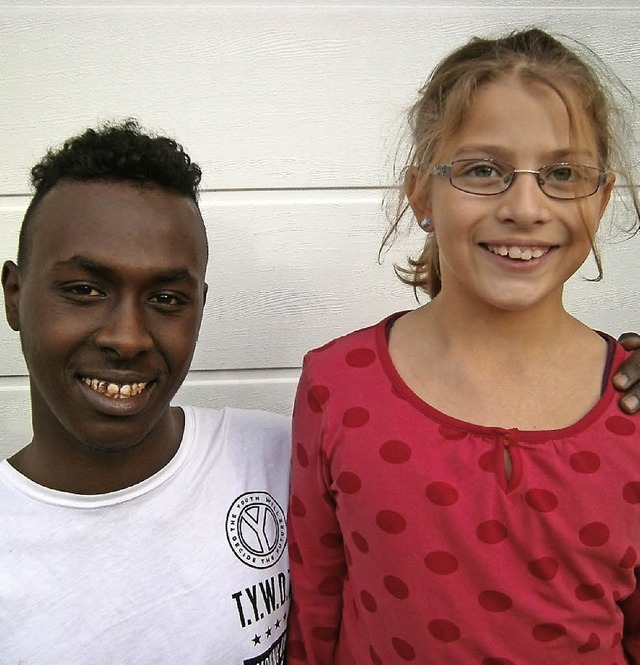 Hamza (links) ist aus Somalia geflohen...bt bei der Oma von Lea Mack (rechts).   | Foto: Privat