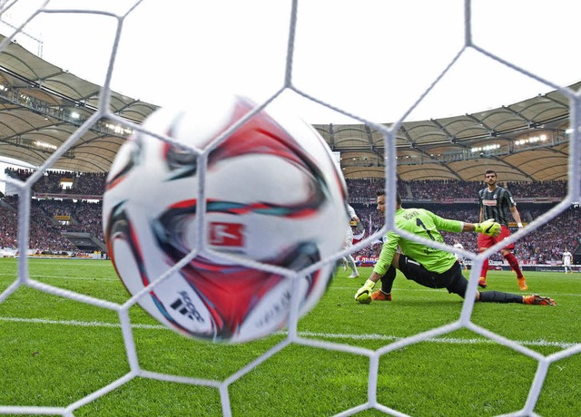 Der Ball zappelt im Tor, die Mannschaf...g ber den SC Freiburg im April 2015.   | Foto: dpa