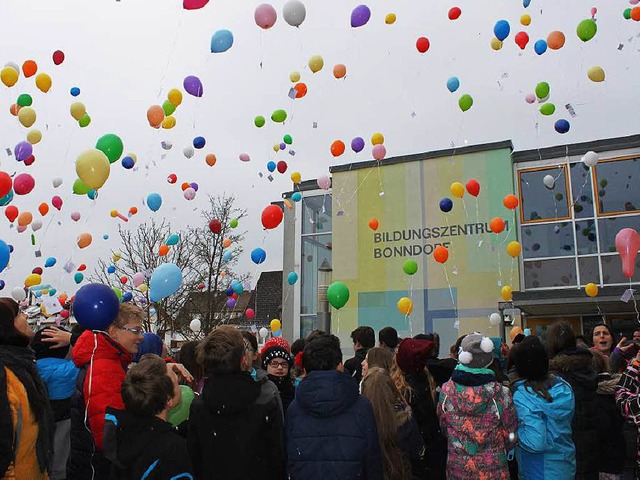 Viele hundert bunter Luftballons schwe...ichen gegen Fremdenhass und Rassismus.  | Foto: Martha Weishaar