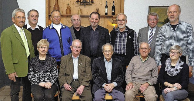 Vorsitzender Christian Wacker (links) ...zahlreiche Mitglieder fr ihre  Treue.  | Foto: Jrgen Schweizer