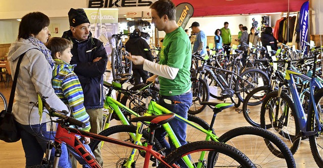 Eine fachkundige Beratung nicht nur be...s Merkmal der Fahrradmesse Lenzkirch.   | Foto: L.  Schilling