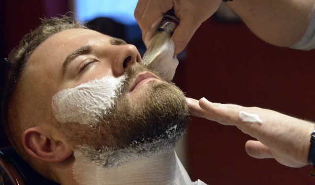 Arbeit am Bart im &#8222;The Heritage Barber Shop&#8220; in Freiburg.  | Foto: Susanne Ehmann