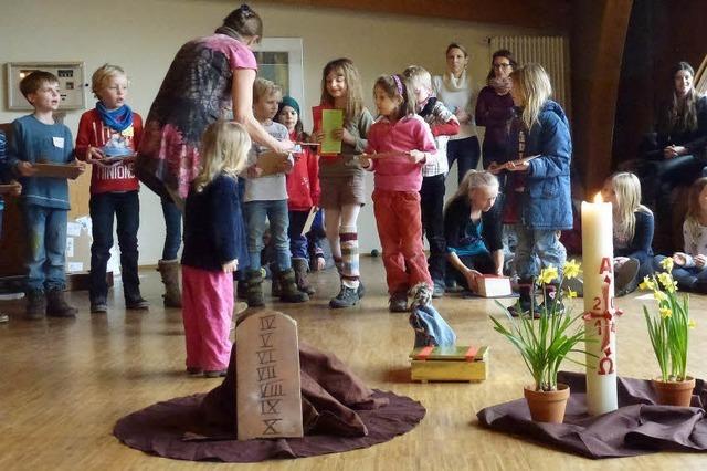 Die zehn Gebote in goldenen Kistchen