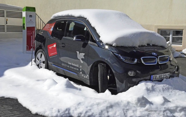 Der elektrische BMW hngt in St. Blasien gut eingepackt am Ladekabel.  | Foto: Sebastian Barthmes