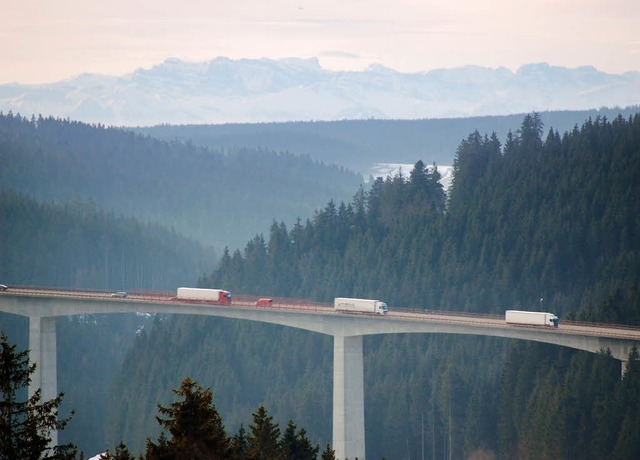 Die Gutachtalbrcke (hier von Rudenber...ehr wird dann durch Neustadt gefhrt.   | Foto: Kamera 24