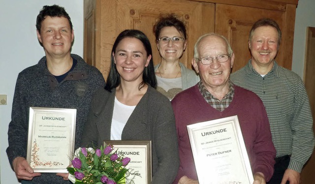 Vorsitzender Frank Wehrlin (rechts) eh...e von rechts) im  Vorstand willkommen.  | Foto: Christine Weirich