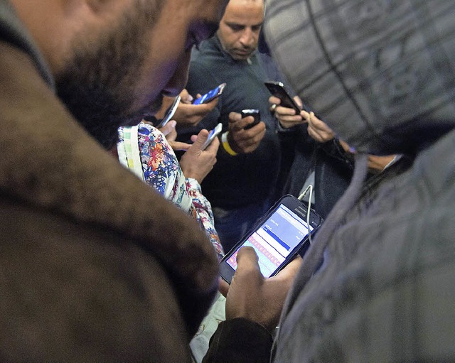 Ein offenes WLAN ermglicht Flchtlingen die Kommunikation ber das Internet.   | Foto: dpa