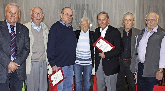 Peter Rhein (von links) ehrte  Kurt Br...sfrieder Plattner, Siegfried Grether.   | Foto: A. Greiner