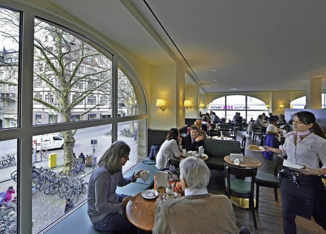 Vor dem Martinstor: Ein neues Cafhaus mit Blick aus dem ersten Stock  | Foto: Michael Bamberger