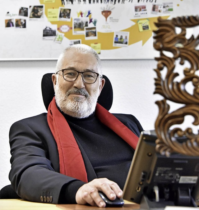 Ernst Schtz an seinem Schreibtisch in Freiburg  | Foto: Michael Bamberger