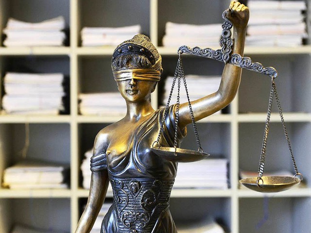 Die Figur der Justitia steht im Freiburger Gericht.  | Foto: Ingo Schneider