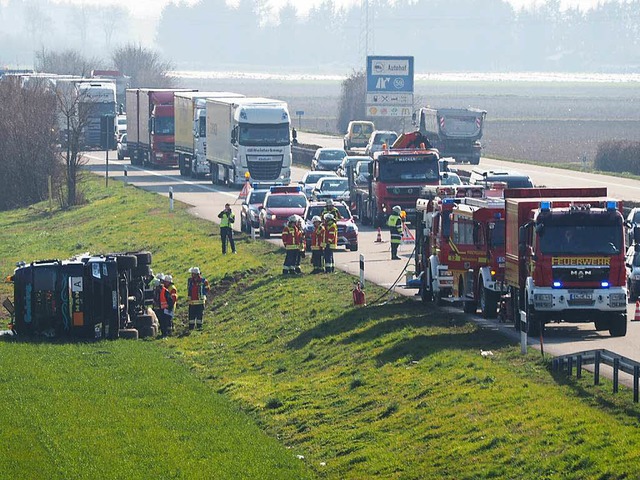 Der umgekippte Gefahrgutlaster  | Foto: Susanne Gilg