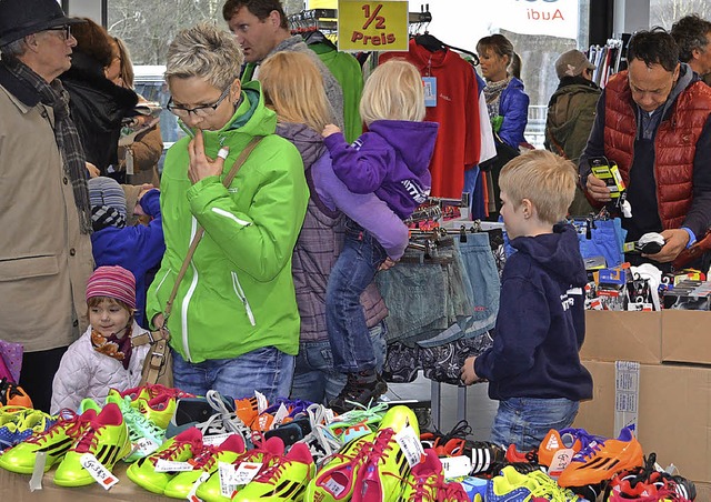 Beliebt ist der Sonderverkauf im Autohaus.    | Foto: Schilling