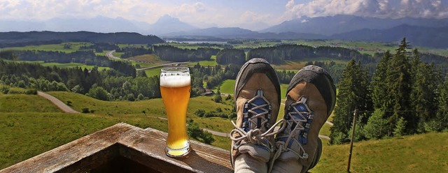 Pause: Wandern, Weizenbier und Weitblick passen gut zusammen.   | Foto: dpa