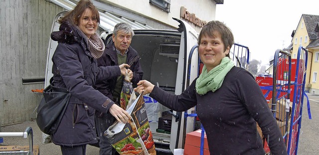 Sonja Kech und Helmut Hogg vom Tafella...na Gnswein packt mit an (von links).   | Foto: Claudia Renk
