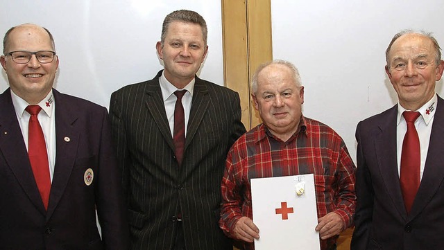 Karlheinz Wacker (Zweiter von rechts) ...fhrer Martin Meier (ganz links) vor.   | Foto: wolfgang beck