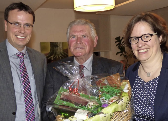 Eine besondere Ehrung gab es fr Helmu...nd Simone Lenenbach gratulierten ihm.   | Foto: Frank Leonhardt