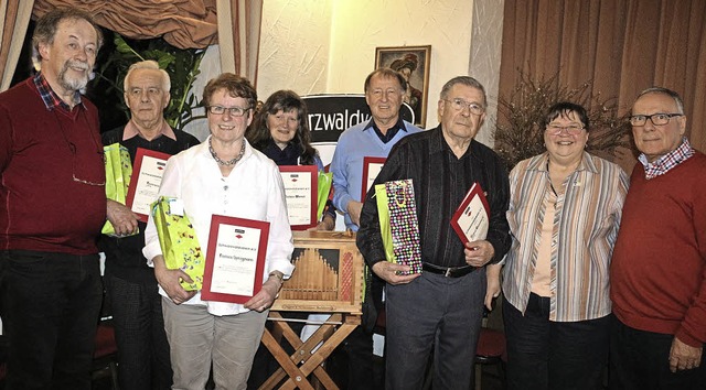 Monika Distler (2.v.r.) und Martin Hn...chon 25 oder 40 Jahre im Verein sind.   | Foto: Fotos: Karin Heiss