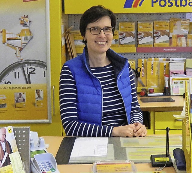 Petra Kopf arbeitet in der Postagentur.   | Foto: Gemeinde