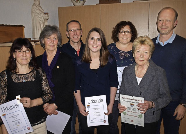 Der Vorsitzende des Turnvereins Haagen...uen mit Ehrennadeln und Urkunden aus.   | Foto: Paul Schleer