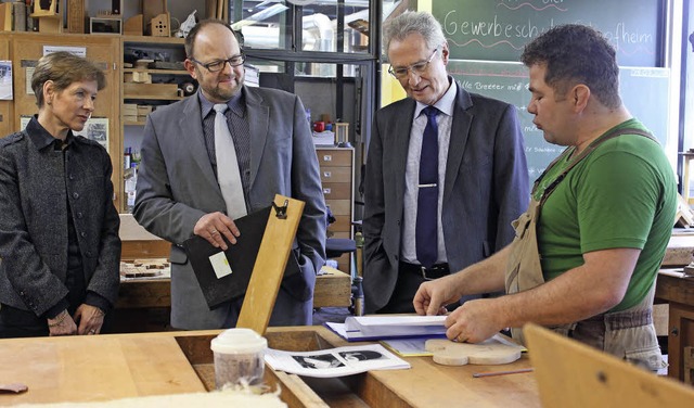 Lehrer Rainer  Eiche (rechts) erklrt ...rricht in Holzverarbeitung gestaltet.   | Foto: ZVG