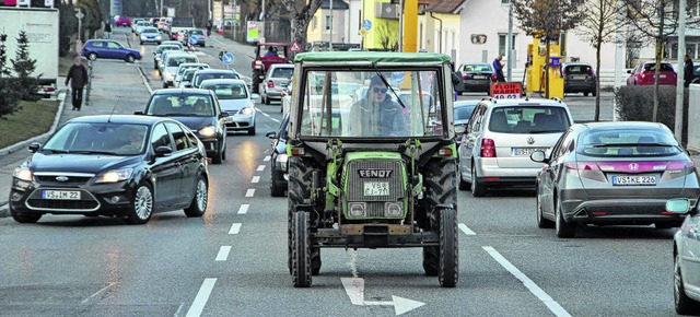 Mit Traktoren, die auf der Friedrich-E...hofener Landwirte lange Autokolonnen.   | Foto: Gnter Vollmer